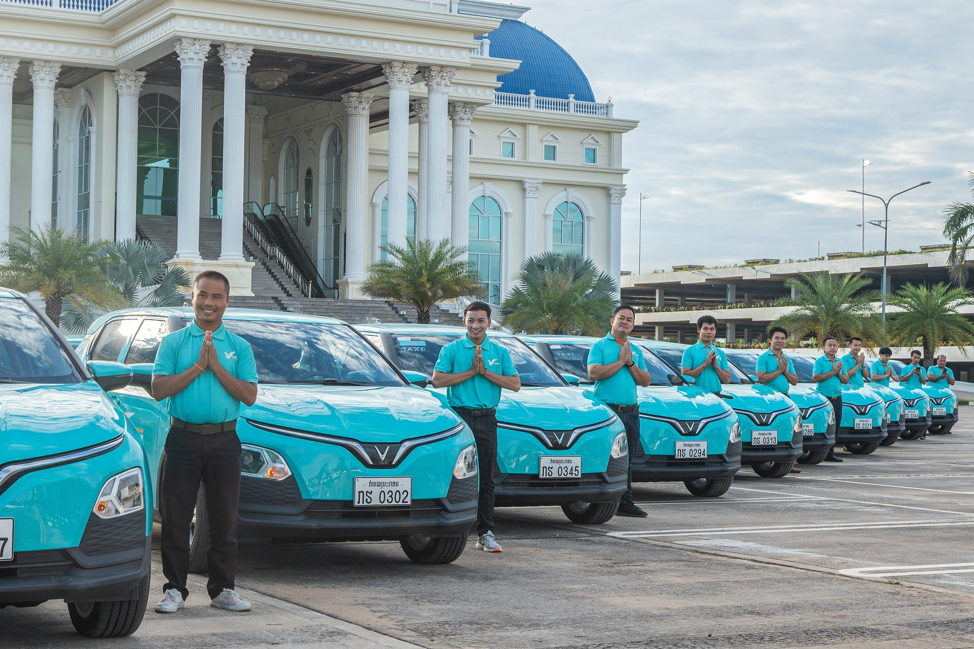 Người dân Lào thích thú trải nghiệm taxi điện Xanh SM