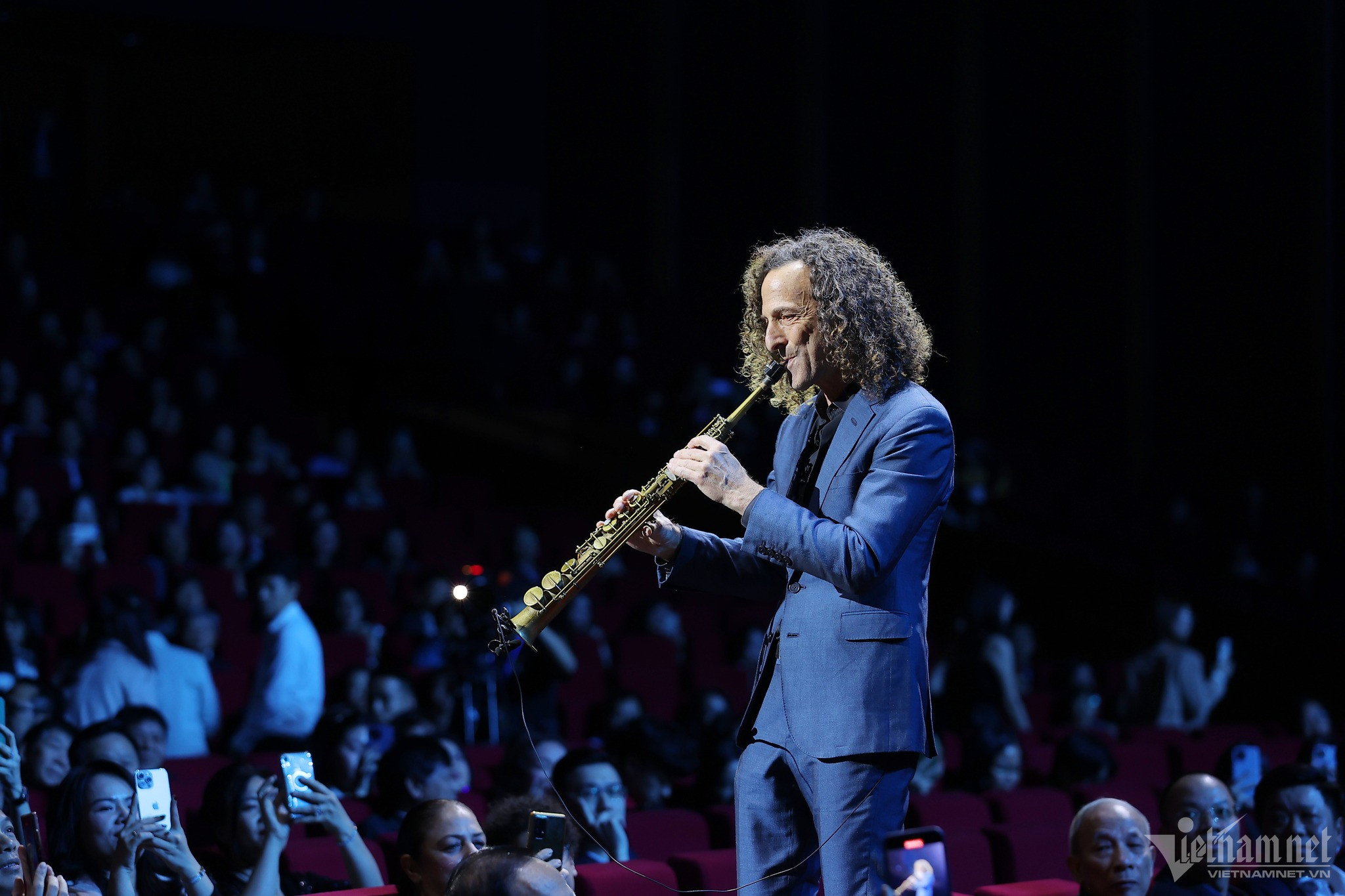 Kenny G nói tiếng Việt &apos;siêu đáng yêu&apos;, mê hoặc khán giả với nhạc phim Titanic