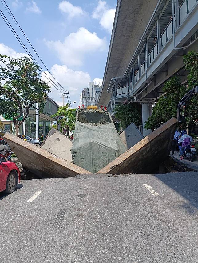 ระทึก! ถนนสายสุขุมวิททรุด กลืนรถบรรทุก รถติดอ่วม | WeR NEWS