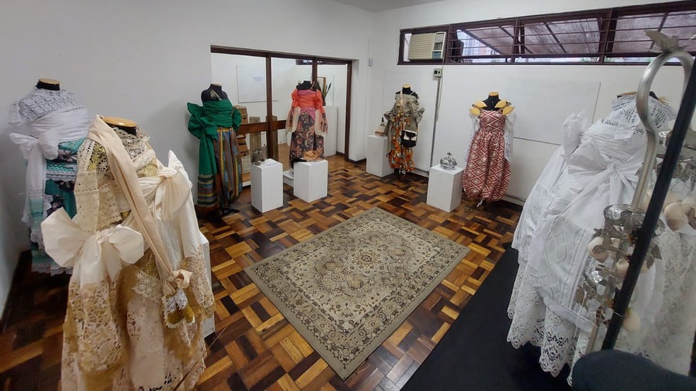 Exposição sobre orixás mostra tradicionais vestimentas e adornos em centro cultural de Juiz de Fora