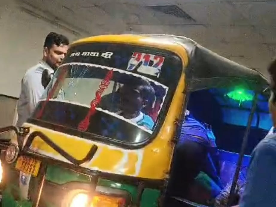 स्ट्रेचर नहीं मिला तो इमरजेंसी में घुसाया ऑटो: अलीगढ़ के जेएन मेडिकल कालेज का वीडियो हुआ वायरल, इमरजेंसी में नहीं मिल रहा था स्ट्रेचर