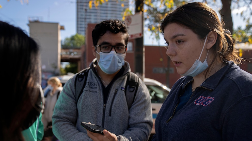 Volunteer medical students are trying to fill the health care gap for migrants in Chicago