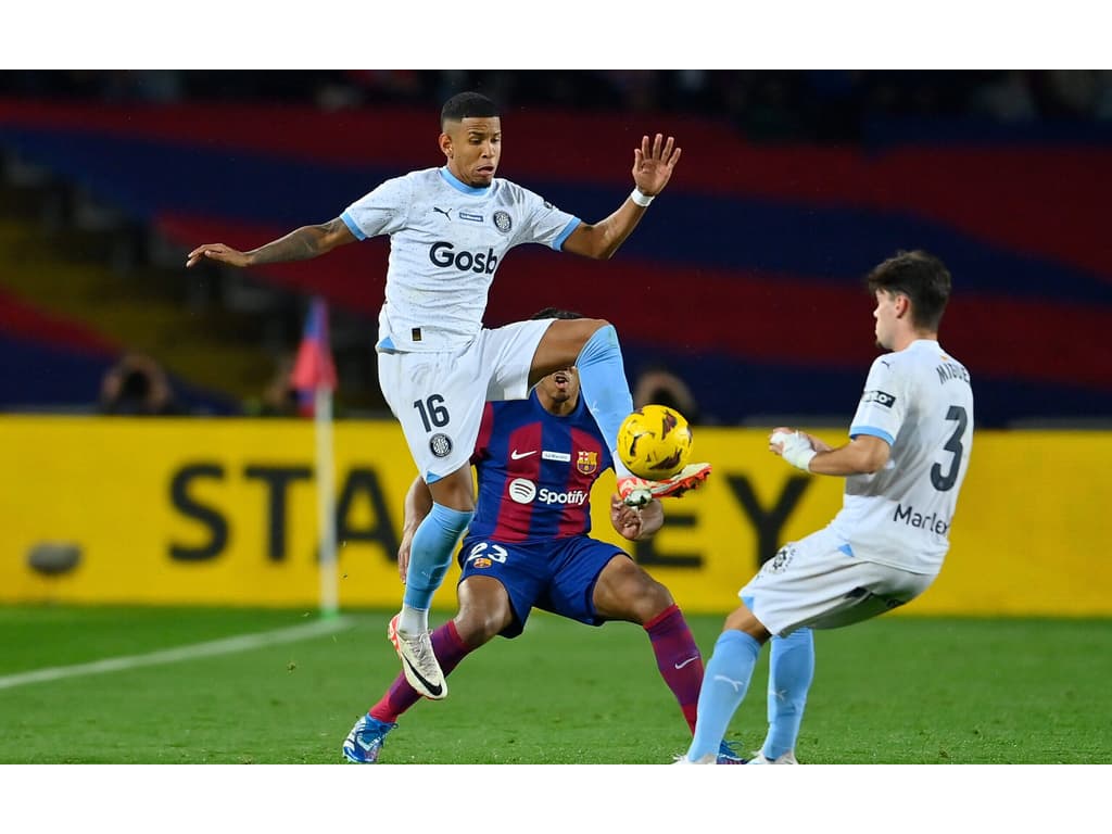 Barcelona é goleado em casa pelo Girona e vê rival assumir liderança do Campeonato Espanhol