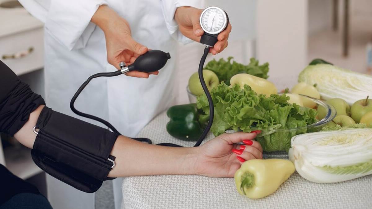 Foods For Hypertension: परेशानी की वजह बन सकता है हाई बीपी, इन फूड आइटम्स से करें इसे कंट्रोल – Foods For Hypertension add these foods in your diet to lower down blood pressure