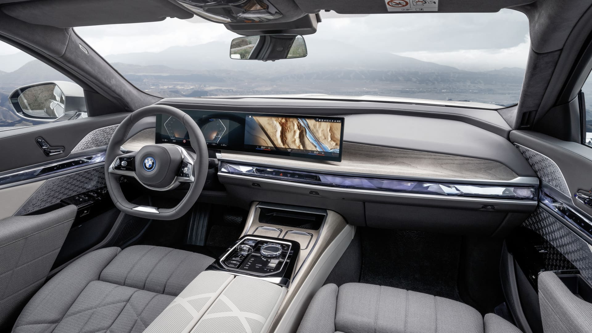 Analysts love this self-driving car tech stock and give it over 400% upside