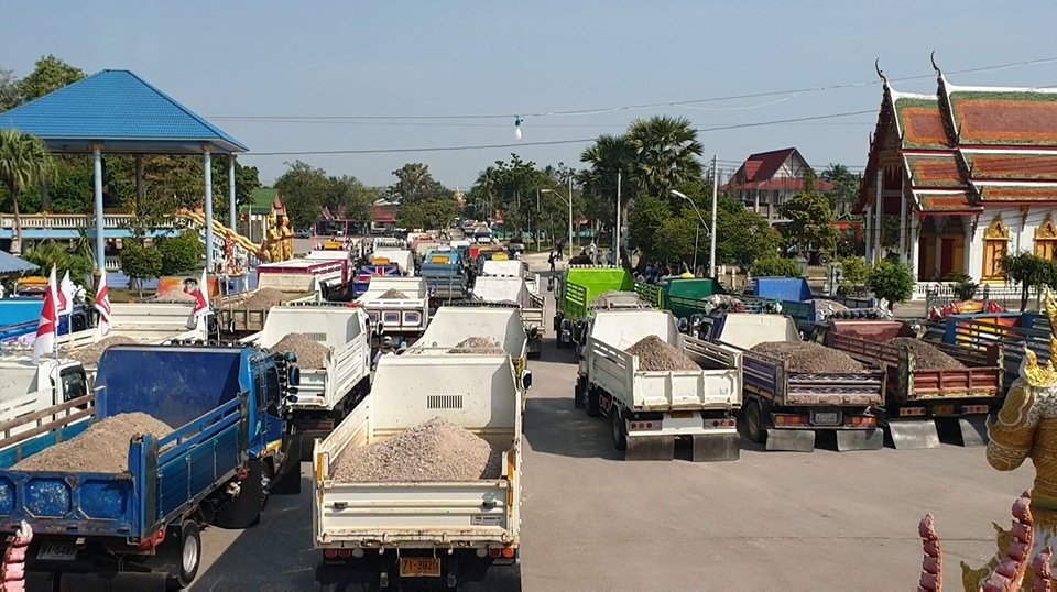 รถบรรทุกสายบุญ 70 คัน จัดผ้าป่าถวายหินถมที่ให้วัดชะอำ