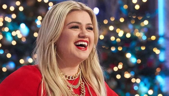 Kelly Clarkson Performs ‘This Christmas’ by Donny Hathaway on Her Talk Show