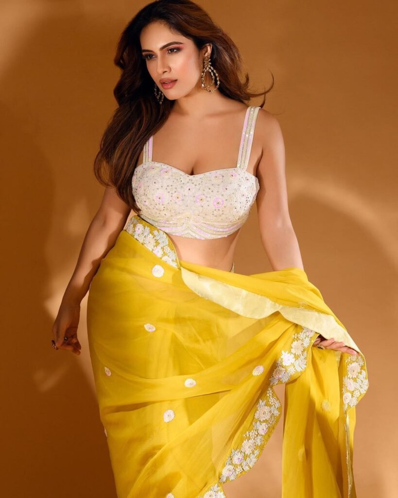 Neha Malik Saree Pic : नेहा मलिक की दिलकश अदाओं ने जीता फैंस का दिल