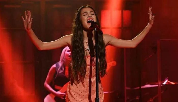 Olivia Rodrigo Lights Up the SNL Stage with Her Deep, Fierce Rendition of ‘Vampire’