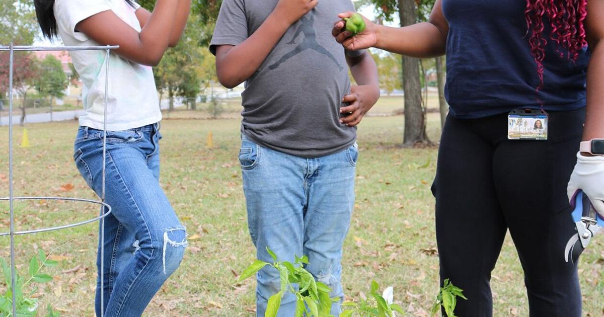 Student physicians teach Boys & Girls Club members about nutrition