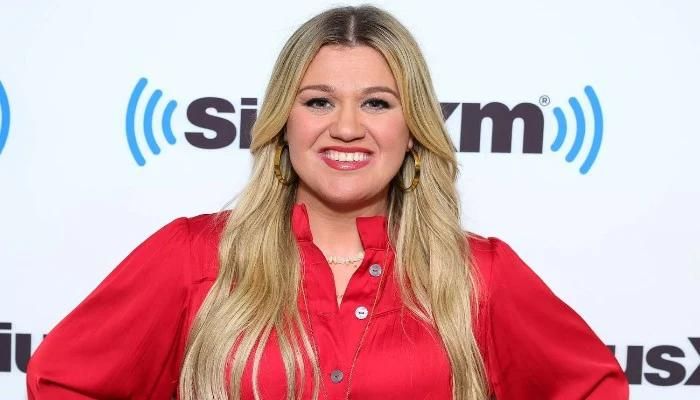 Kelly Clarkson Showed Off Her Tiny Form in Red After Losing Weight