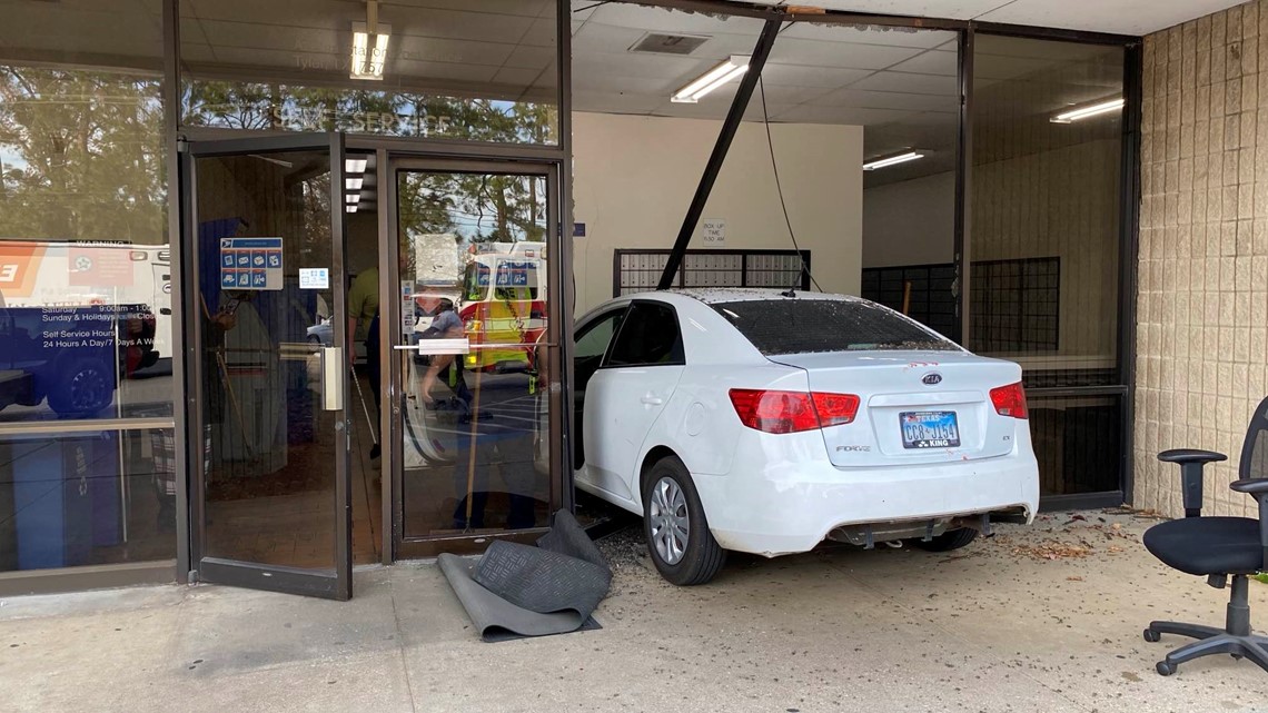 Azalea post office in Tyler to stay open after car crashes into building