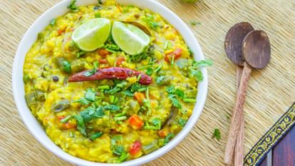 Dal Khichdi Recipe: इस आसान तरीके से बनाएं दाल खिचड़ी, उंगलियां चाटते रह जाएंगे लोग