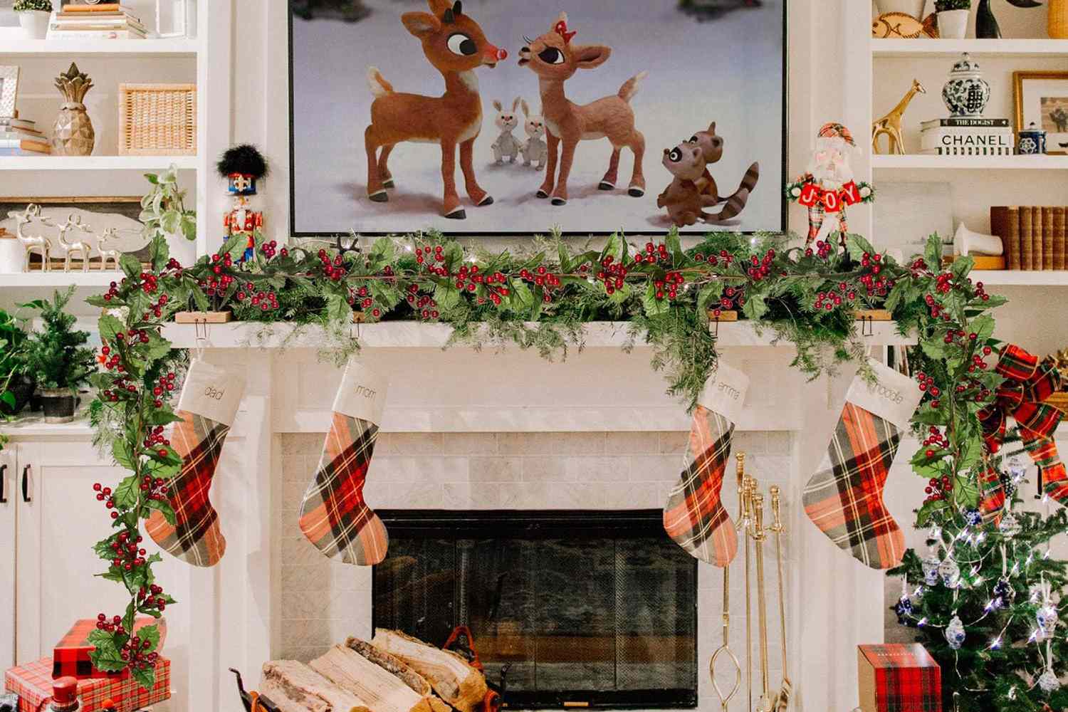 There’s Still Time to Decorate for the Holidays, and Amazon Has Tons of Seasonal Decor Under $25