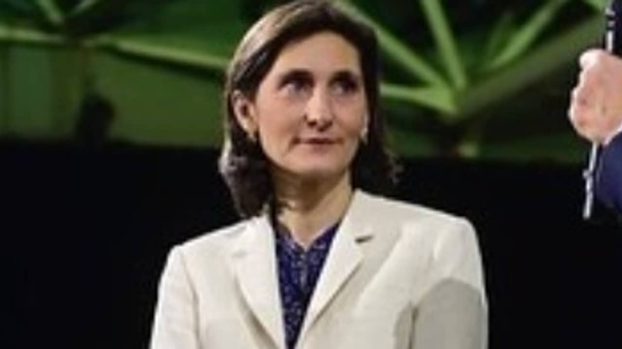 Ministra lamenta morte de torcedor na França e pede basta à violência no futebol