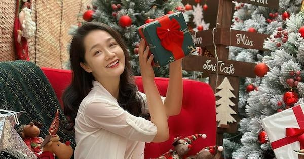 NSND Thu Quế tuổi 54 tươi trẻ bên cúc hoạ mi, MC Thu Hà VTV xinh đẹp chờ Noel