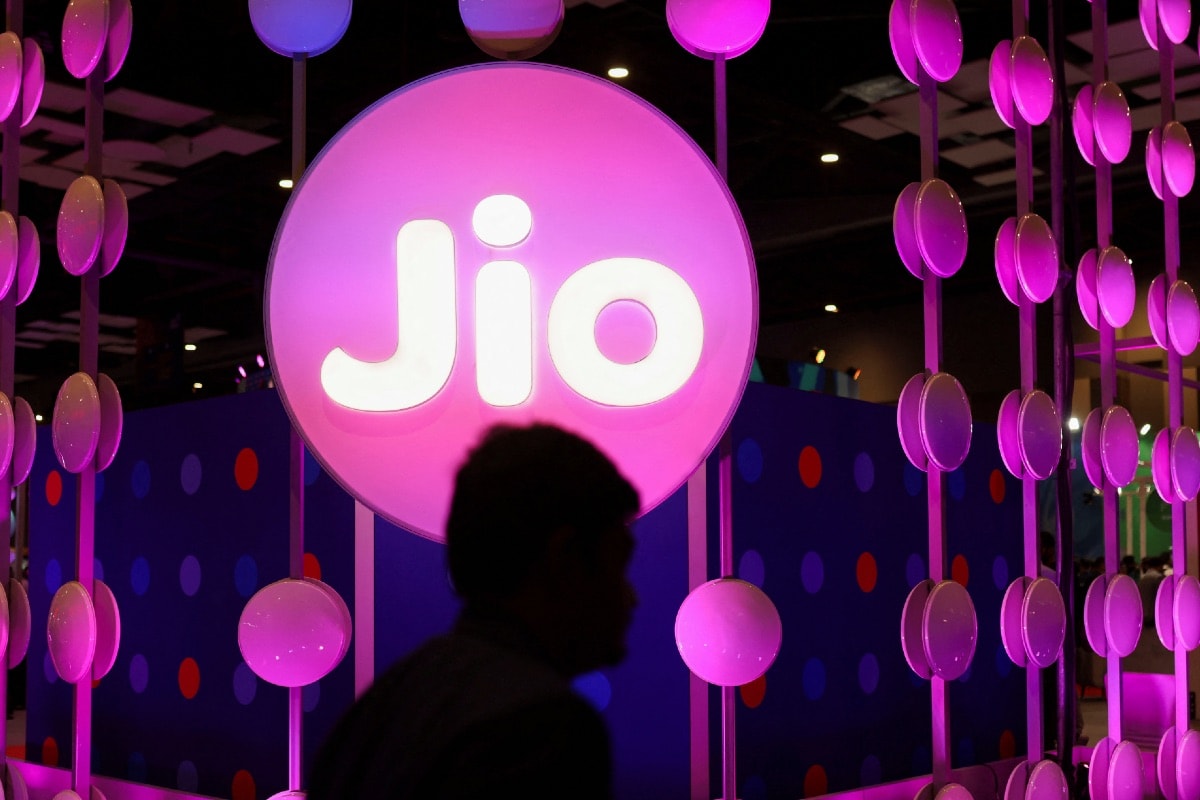 Jio सस्ते में दे रही 30 दिनों तक रोजाना 2.5GB इंटरनेट के साथ अनलिमिटिड कॉल और फ्री मनोरंजन! जानें धांसू प्लान