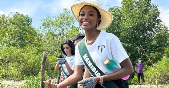 Thí sinh Miss Earth 2023 lúng túng khi lần đầu dùng đũa, lội bùn trồng cây