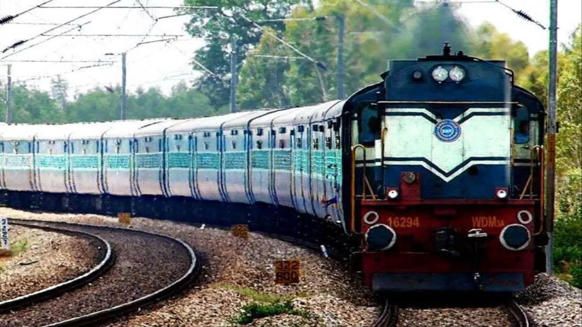 Indian Railways catering service: ट्रेन में मिला खराब खाना तो कहां और कैसे करें शिकायत, होगा तुरंत एक्शन – indian railways catering service food supply train indian railways complaint number