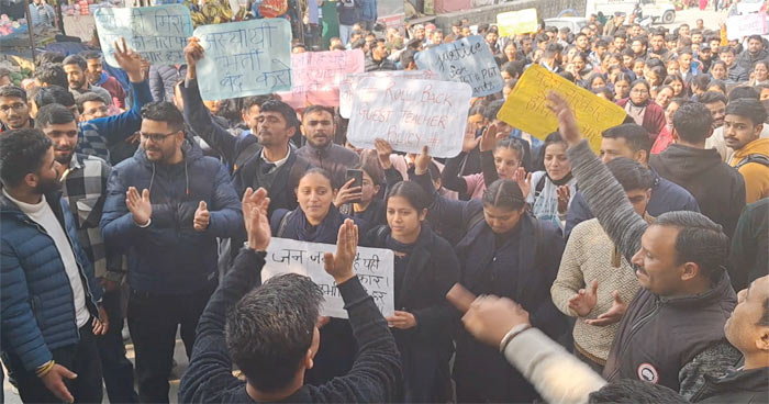 हिमाचल : मनोरंजन में बदला युवाओं का धरना प्रदर्शन, मुर्दाबाद नहीं “मोये-मोये” के नारे