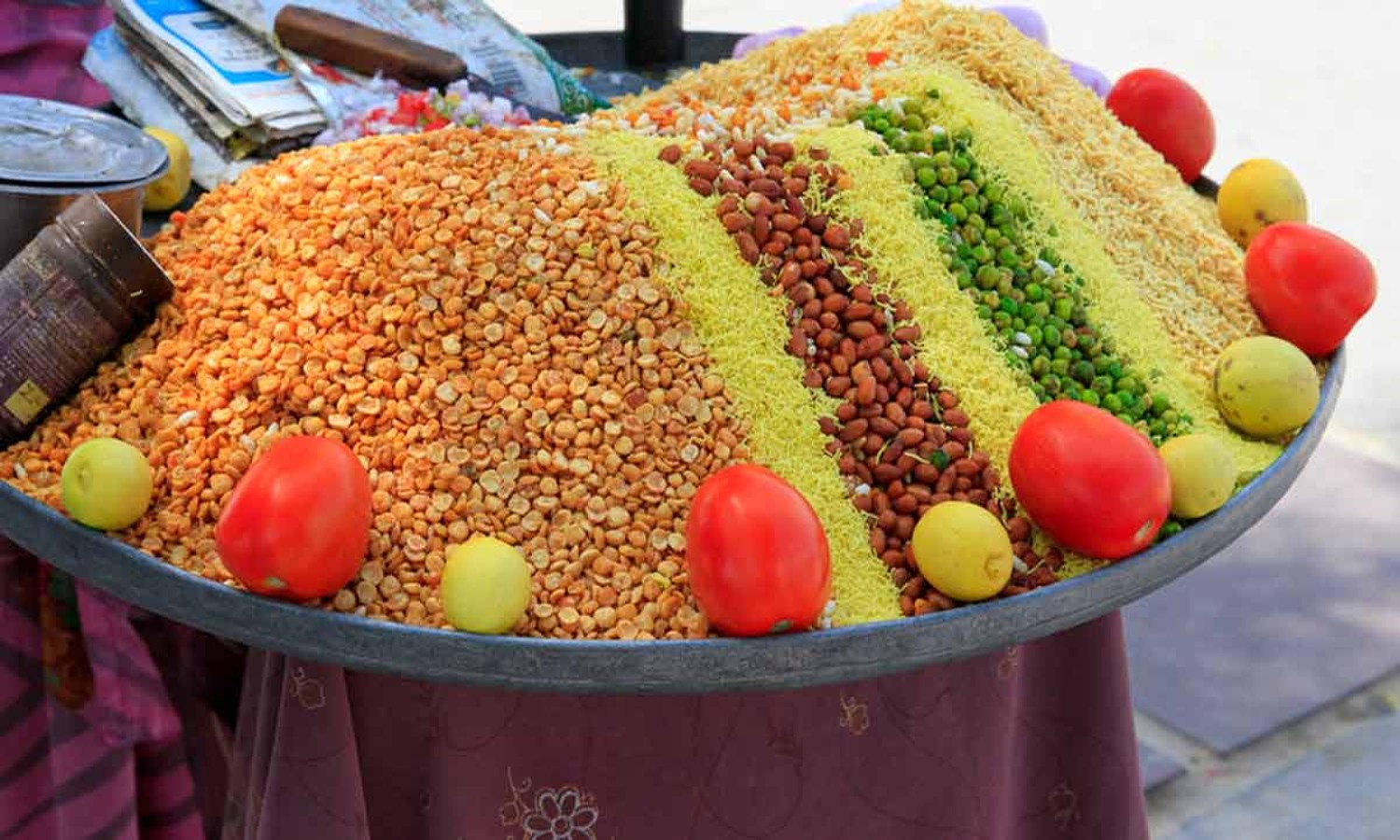 Famous Food in Agra: आगरा विजिट में इन जगहों का जरूर करें दीदार, बहुत मनमोहक है नजारे | News Track in Hindi