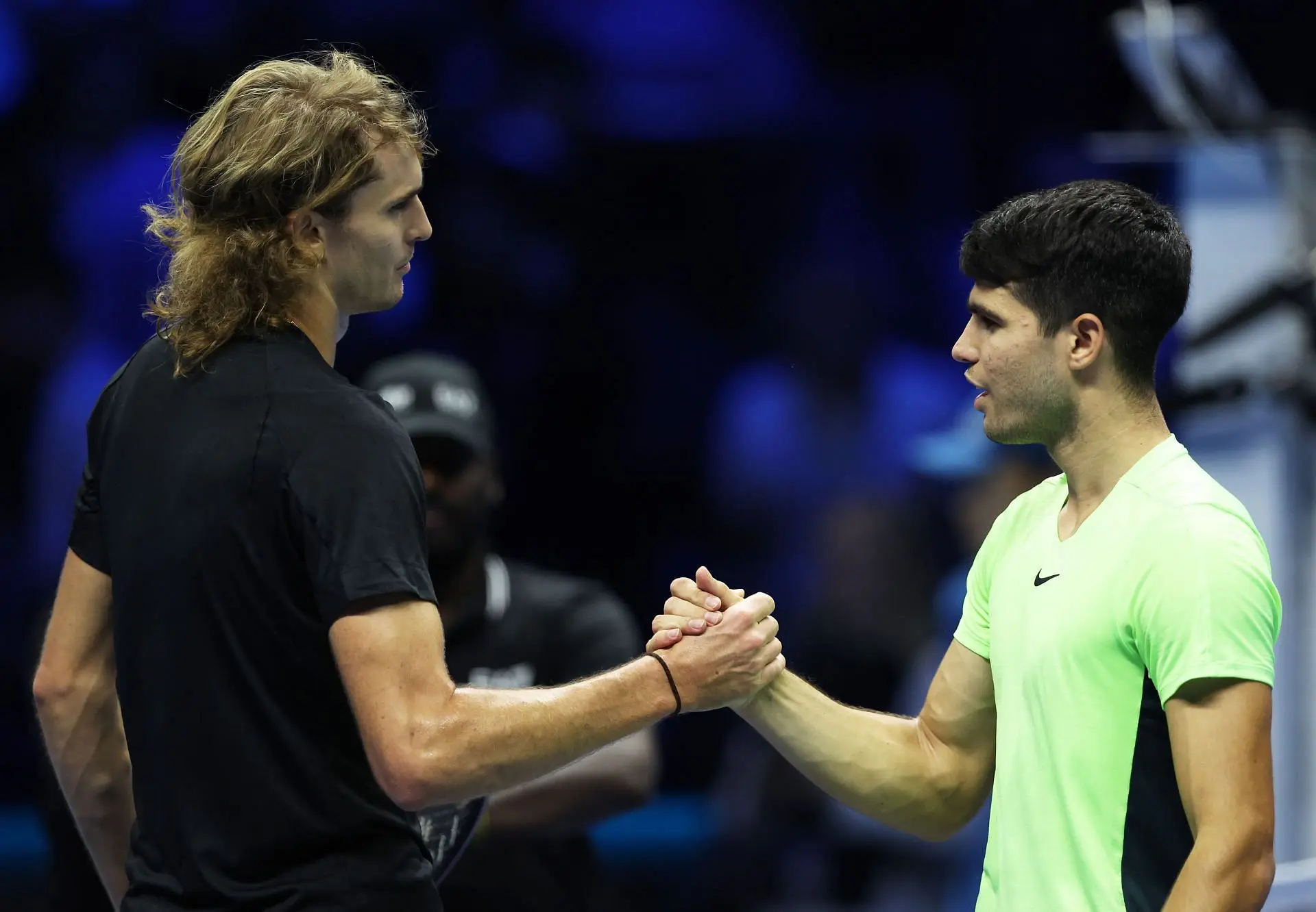 Alexander Zverev shakes hands with Carlos Alcaraz (R)