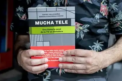 The front cover of the book ‘Mucha tele.'