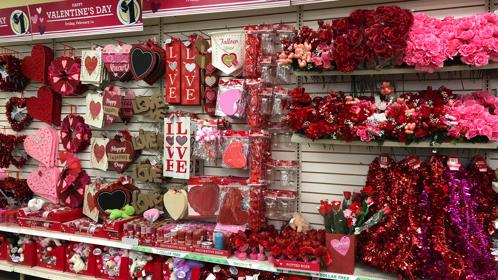 DIY An Adorable Valentine’s Day Wreath Out Of A Few Dollar Store Tablecloths