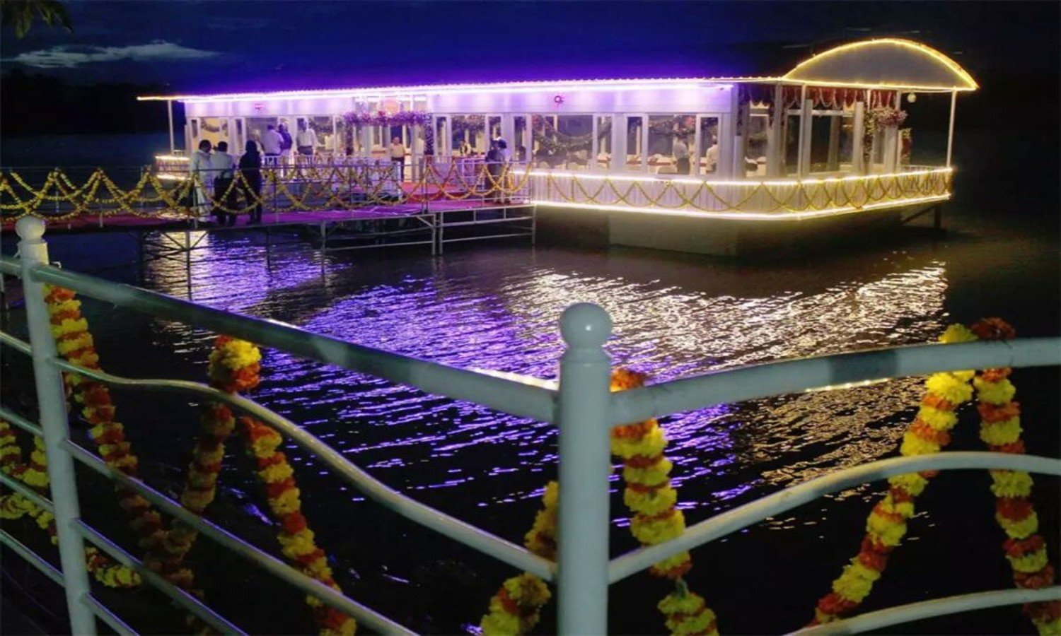 Ayodhya Floating Boat Restaurant: सरयू नदी पर भी कर सकेंगे सैर, फ्लोटिंग बोट पर लें लाजवाब फूड का आनंद | News Track in Hindi