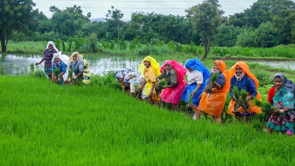 अब टेक्नोलॉजी से बढ़ेगी खेतों की फसलें और किसानों की इंकम