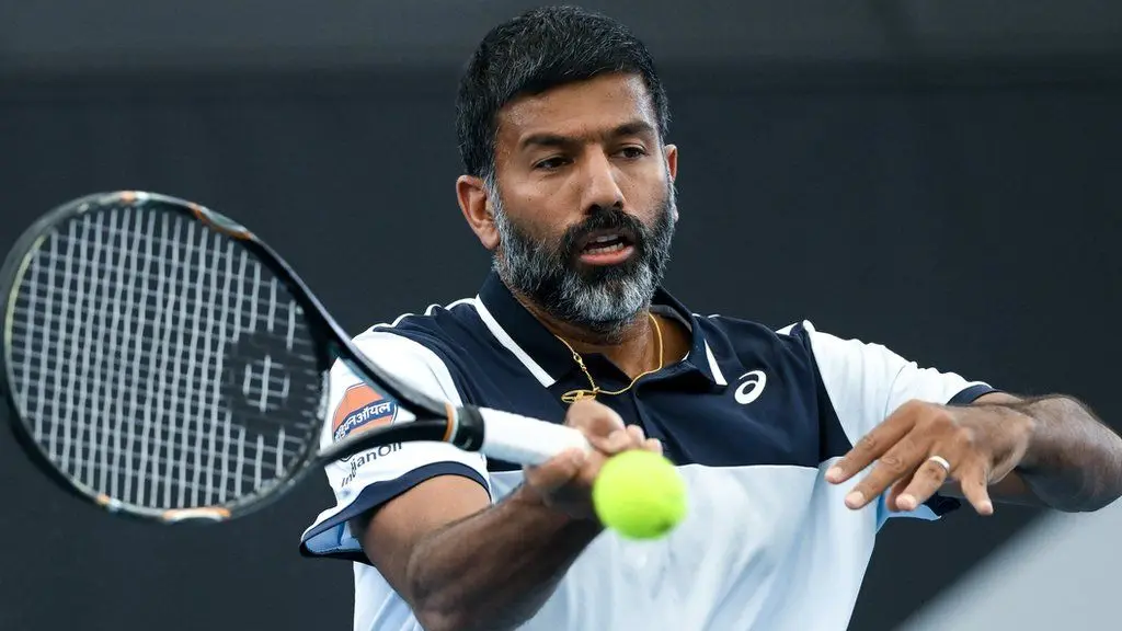 Rohan Bopanna makes a forehand