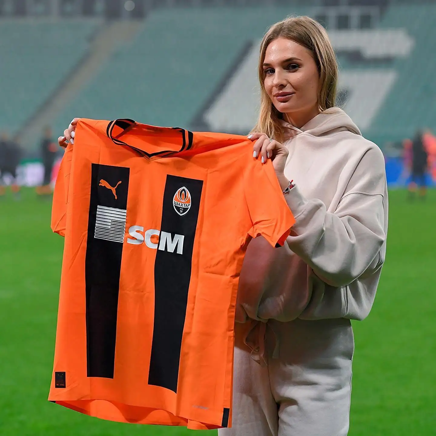 The tennis star poses with a Shakhtar shirt