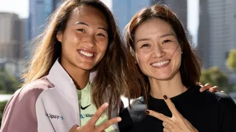 AUSTRALIAN OPEN/TENNIS AUSTRALIA Zheng and Li flash peace signs and smile in a meeting at the Australian Open in Melbourne this week