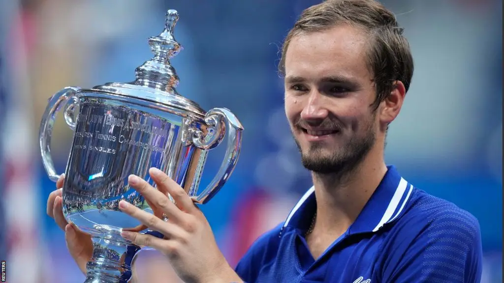 Daniil Medvedev holding the US Open trophy