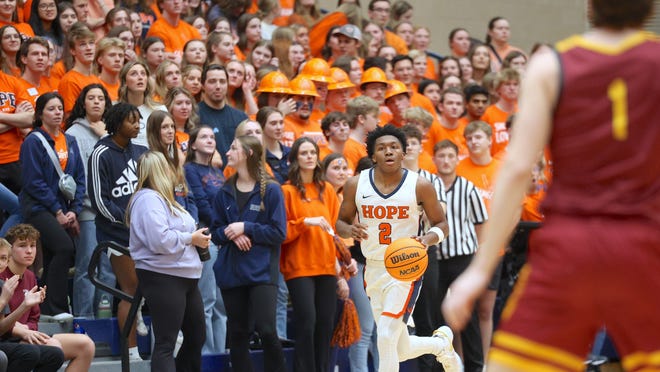 Late turnovers sink Hope men’s basketball against No. 3 Trine on road; Hope women win