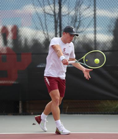 Men’s Tennis Defeats Saint Mary’s in a Nonconference Match on Sunday