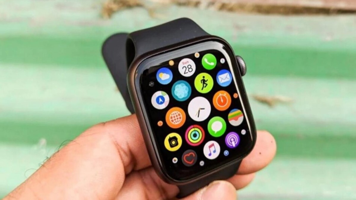 हवाई यात्रा में महिला की बिगड़ी तबियत, डॉक्टर ने Apple Watch से बचाई जान