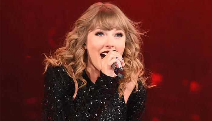 Taylor Swift Channels the ‘Reputation’ Period as She Cheers on Travis Kelce in Baltimore