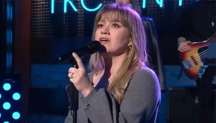 Kelly Clarkson Sings U2’s ‘Mysterious Ways’ Cover