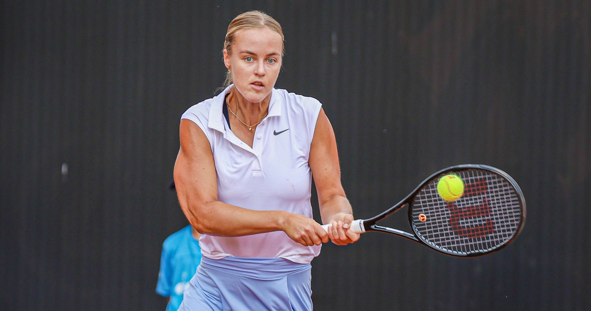 Schmiedlova knocks out Hontama to reach second round