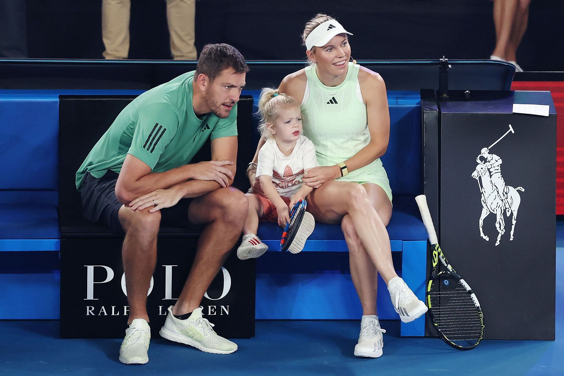 “Best of both worlds” – Caroline Wozniacki’s daughter Olivia uniquely combines tennis & golf to showcase her swing as Dane & her father Piotr cheer her on