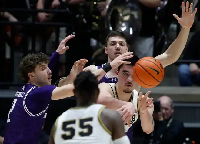 Purdue Boilermakers center Zach Edey (15) passes the ball to Purdue Boilermakers guard Lance Jones (55) during the NCAA men’s basketball game against the Northwestern Wildcats, Wednesday, Jan. 31, 2024, at Mackey Arena in West Lafayette, Ind.