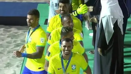 Jogadores do Brasil fazem passinho no pódio antes de receber a taça da Copa do Mundo de Beach Soccer