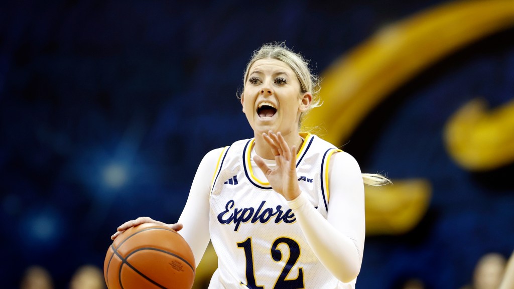 College Basketball: Makayla Miller’s free throws complete La Salle comeback