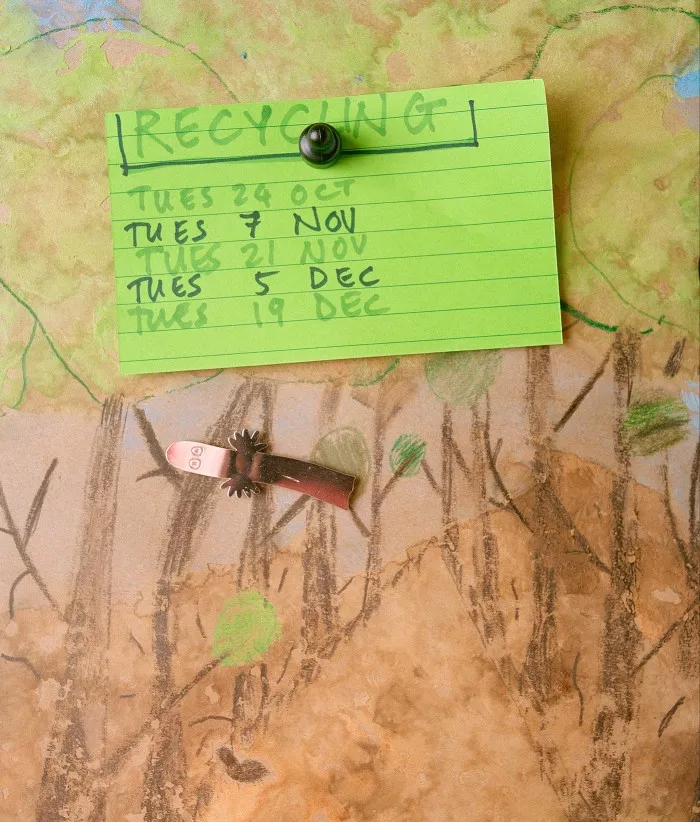 A note and an illustration on the door of the fridge