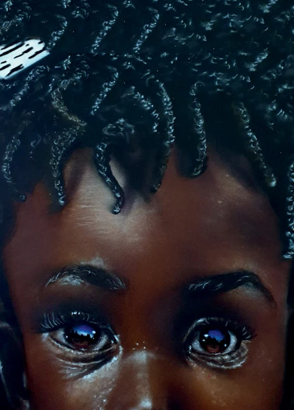 preto tna Imagem mostra face de criança bem de perto, com reflexo de céu iluminado por luzes no fundo dos olhos
