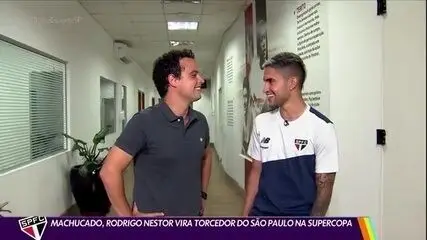 Machucado, Rodrigo Nestor vira torcedor do São Paulo na Supercopa