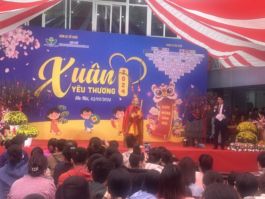 Hàng nghìn bệnh nhi hớn hở nhận quà Tết sớm