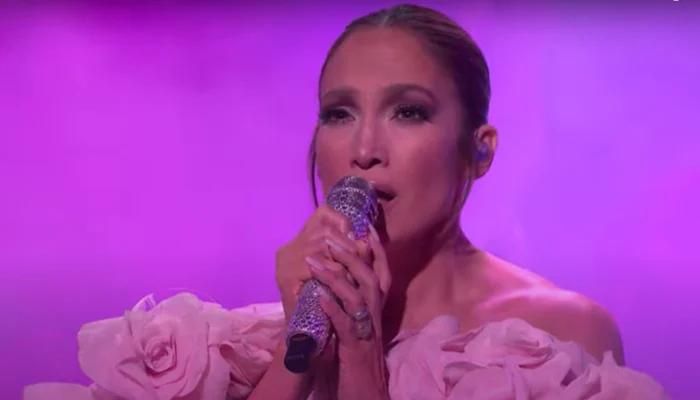 Jennifer Lopez’s Stage Presence: Hair Malfunction Doesn’t Stop Singer