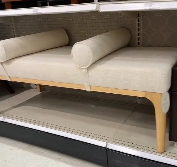 Juliana was surprised to find a bench that had dry linen and no sheen